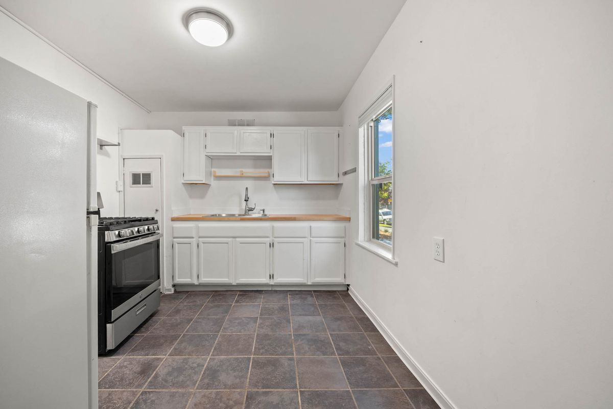 Building Photo - 1816 Carleton St