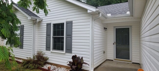 Building Photo - Available now 3 bed/2bath ranch Fenced in ...
