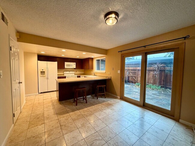 Building Photo - 50% OFF 1st Months Rent !!! 3 Bedroom, 2 1/2 Bath in Fair Oaks