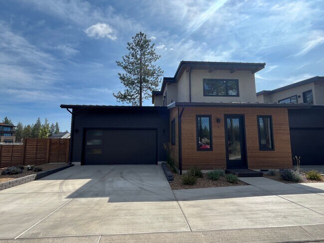 Building Photo - Like-New Townhome in the Gorgeous Terrane ...