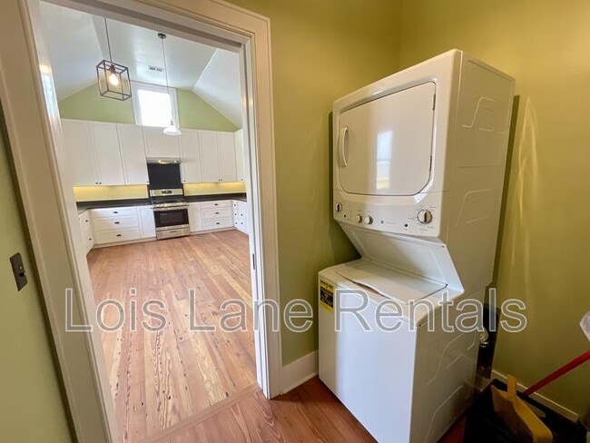 Building Photo - 5 Sheppard St