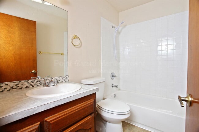 Building Photo - 437 Hillcrest Ct N