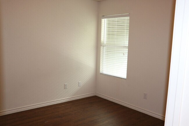 Building Photo - 4600 Waterproof Dr