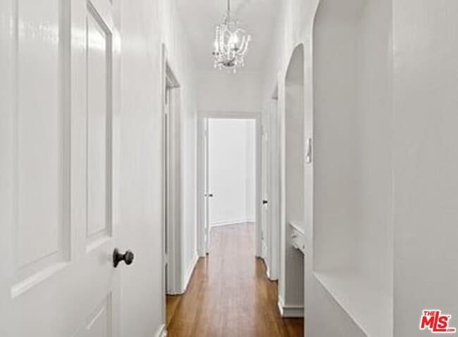 Building Photo - 361 1/2 S Doheny Dr