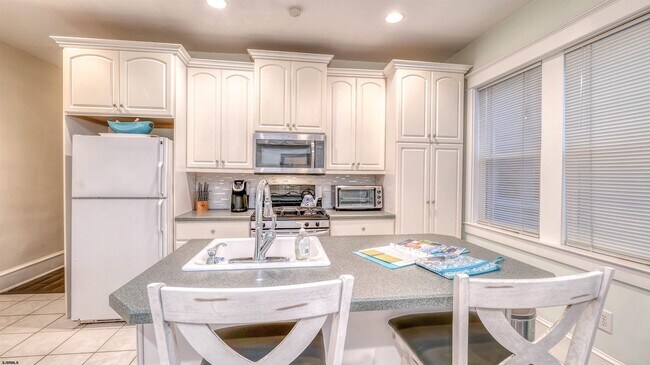 Building Photo - 1102 Wesley Ave