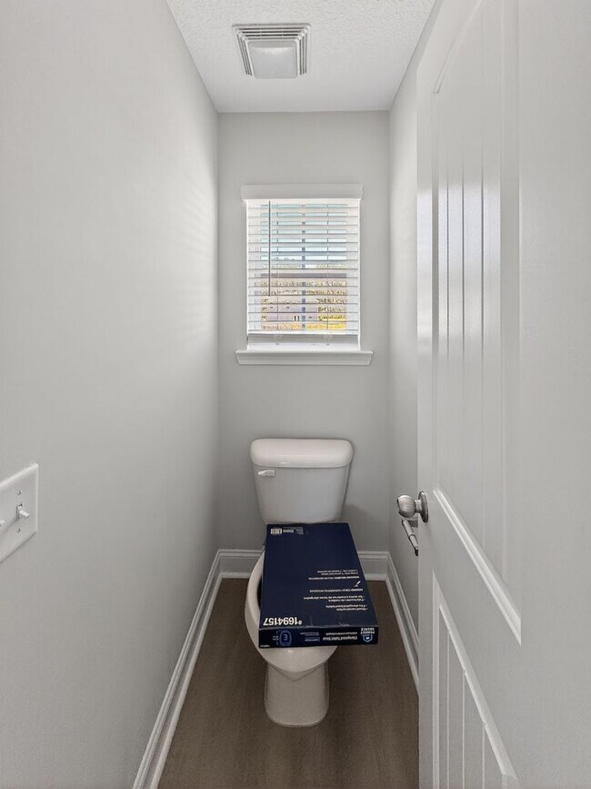Building Photo - RATE DROP ALERT (was $2200/month) and MOVE-IN SPECIAL: 1st FULL MONTH'S RENT FREE**