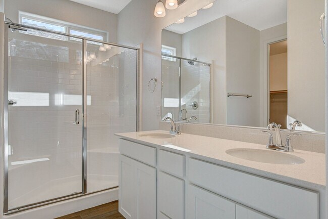 Building Photo - Newly built Home, gated