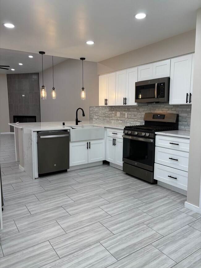 Building Photo - Foothills Townhouse 2 Bedroom 2 Bath with 2 Car Garage