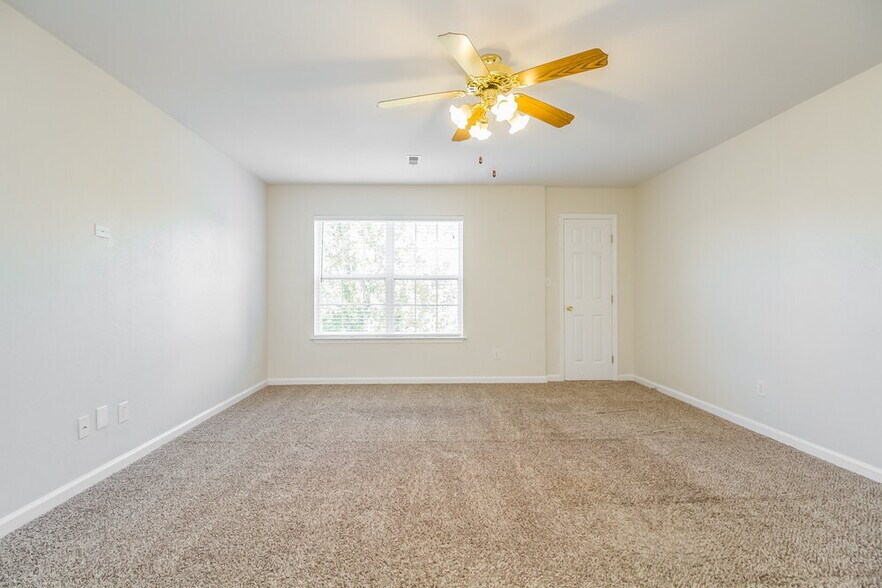 Building Photo - 2164 Spring Hill Cir