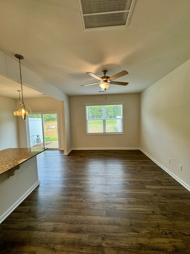 Building Photo - 3BR/2BA Townhouse in The Townes at Sherrills Ford