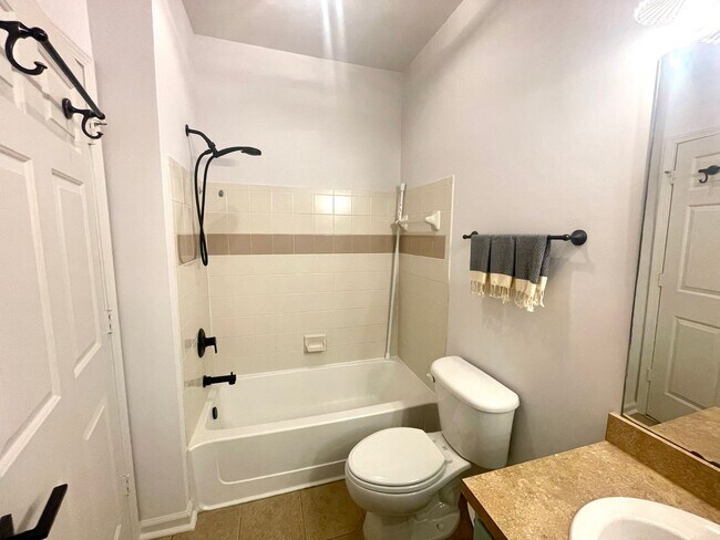 Building Photo - 1 Bedroom, 1 Bath Condo in The Concord West of the Ashley!