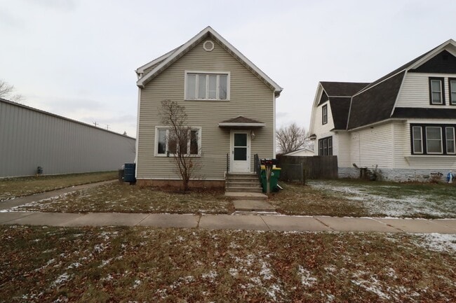 Primary Photo - Large 2-Bed Upper Duplex