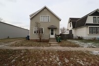 Building Photo - Large 2-Bed Upper Duplex