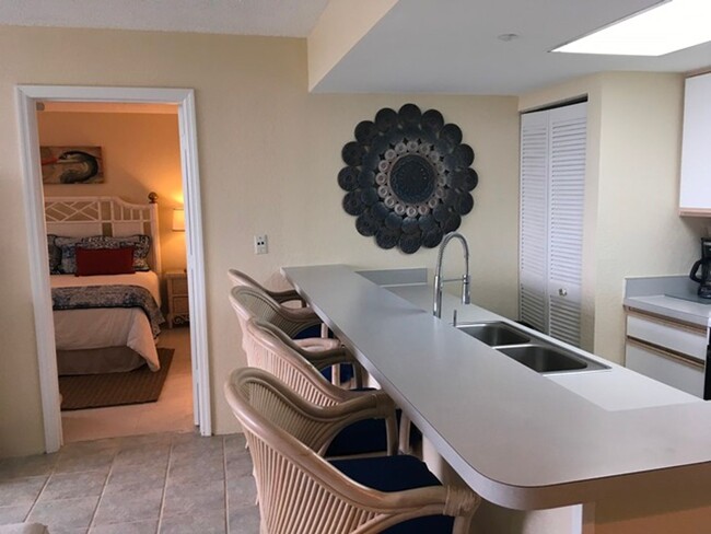 Building Photo - 6 to 8 Month Rental! Furnished 2 bed 2 bat...