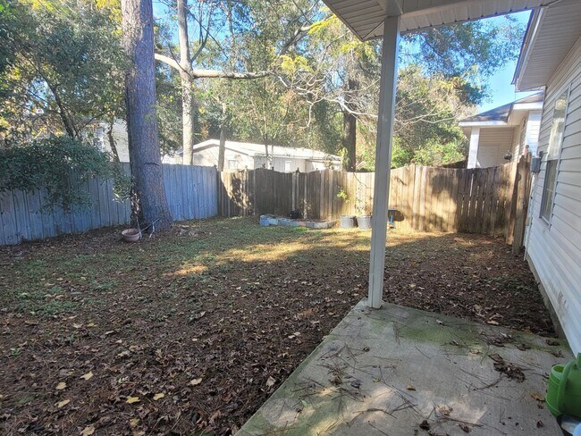 Building Photo - Newly renovated Three Bedroom Townhouse
