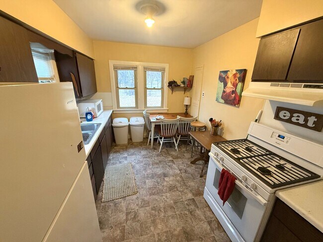 Building Photo - 511 10th Ave SE