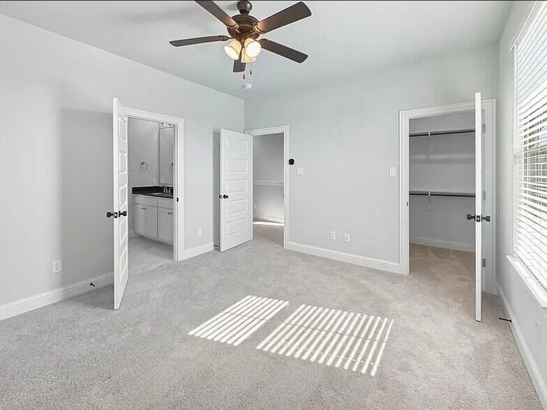 Building Photo - 9525 Thorncrown Ln