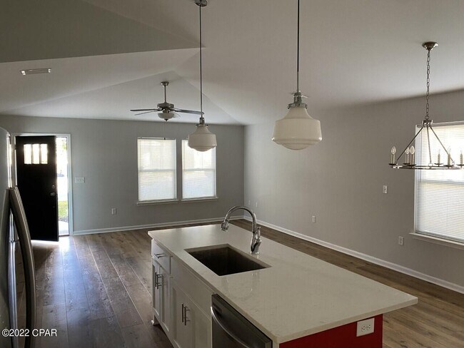 Building Photo - 401 Raven Ln