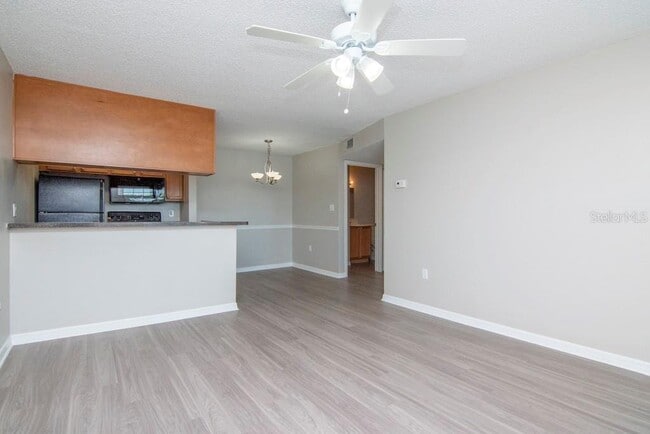 Building Photo - 302 Lake Parsons Green