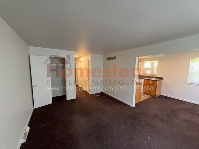Building Photo - 502 N Sycamore Ave