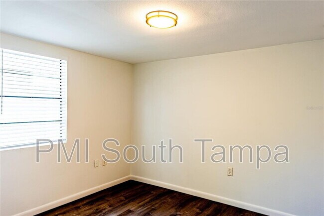 Building Photo - 3402 W Van Buren Dr
