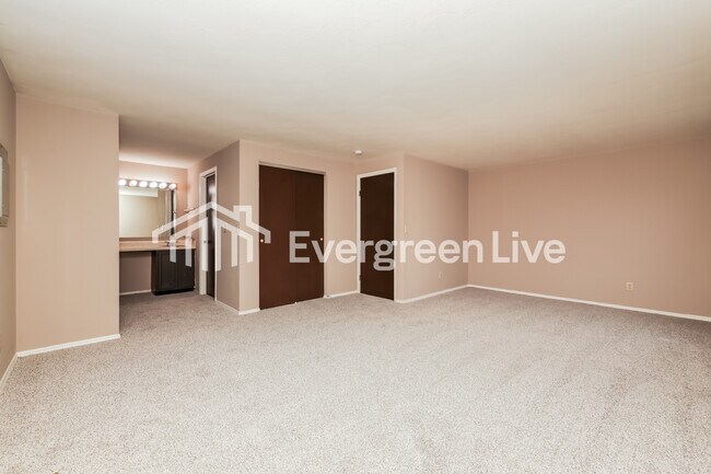 Building Photo - 4727 Stonehedge St