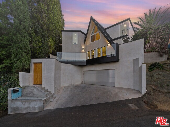 Building Photo - 8460 Cole Crest Dr