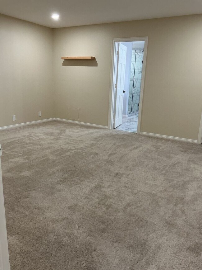 Building Photo - Los Caballeros #001