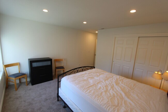 Building Photo - Short-Term Furnished Rental | Mountain Views + $500 Move-In Special