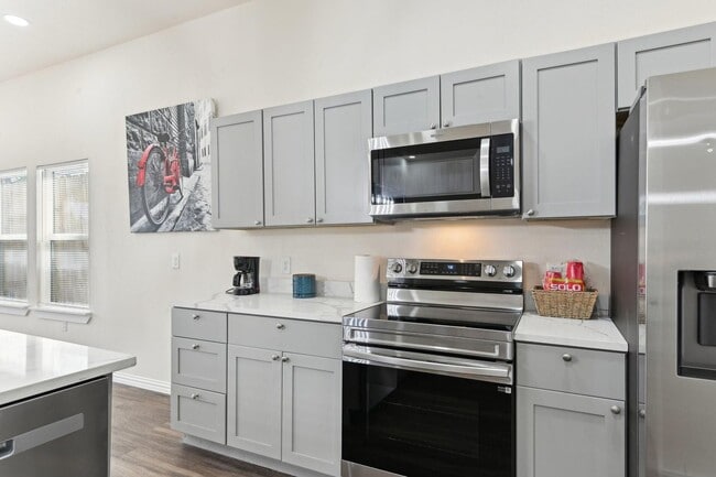 Building Photo - Spacious Custom New Build- 4 Bed 2 Bath Ho...