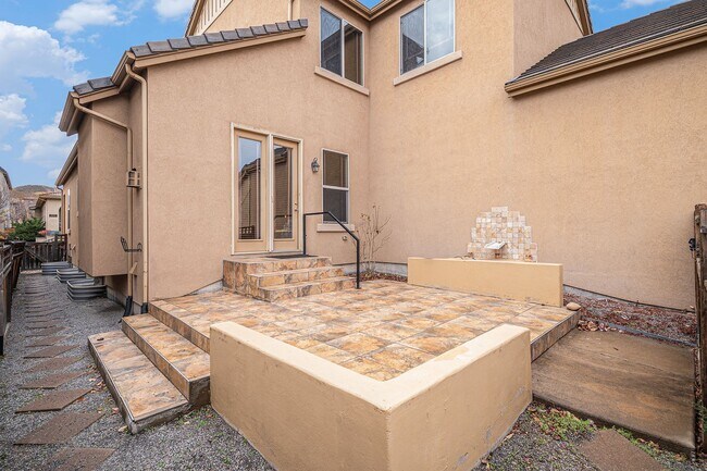 Building Photo - Spacious 4 bedroom 4 bathroom home in the heart of Lone Tree!