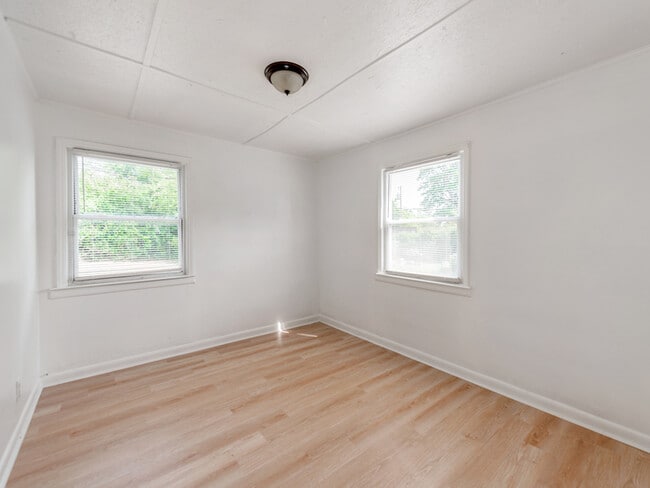 Building Photo - Charming Duplex