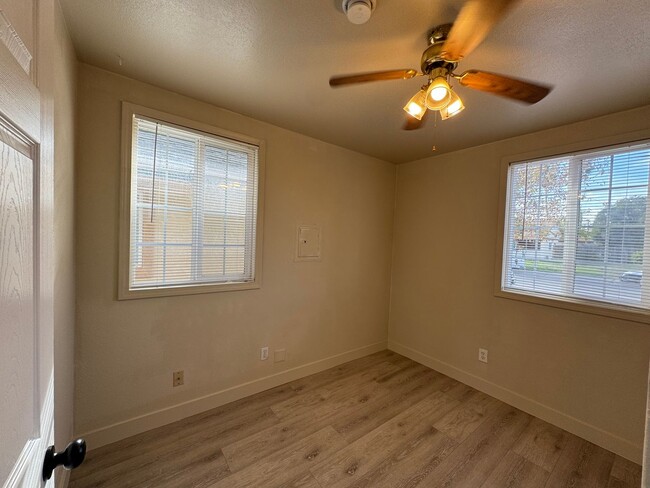 Building Photo - Welcome to this charming 1-bedroom, 1-bath...