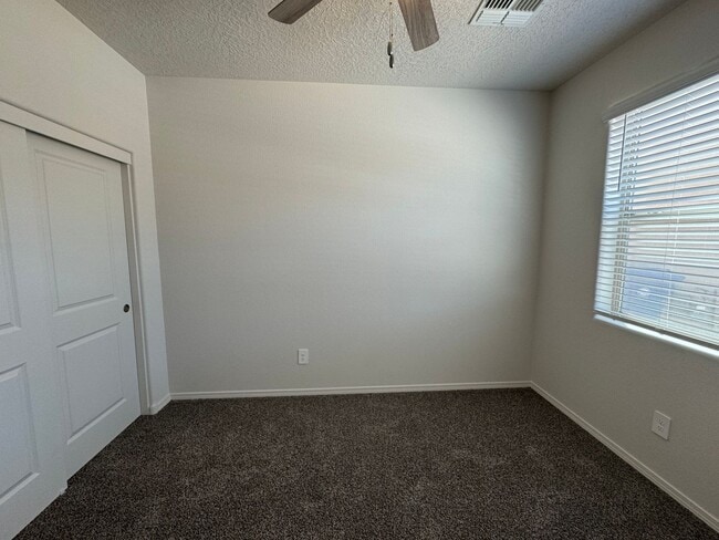 Building Photo - 4 bed 2 bath home in Huning Ranch! Newly B...