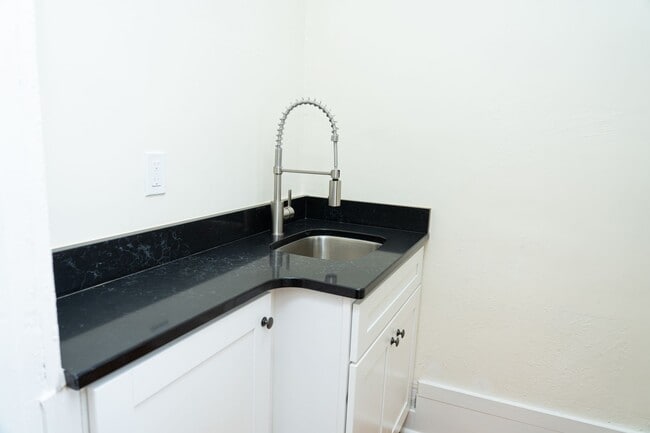 Building Photo - Large 4 Bedroom Home On Oakhurst Circle