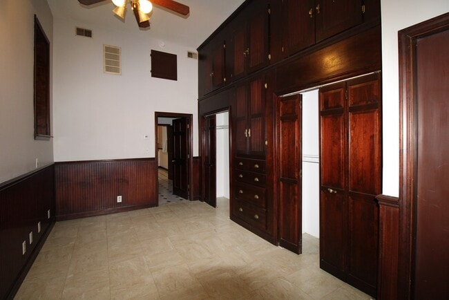 Building Photo - 900 Race Track Rd