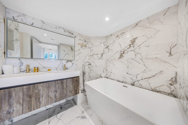 Building Photo - 1717 N Bayshore Dr