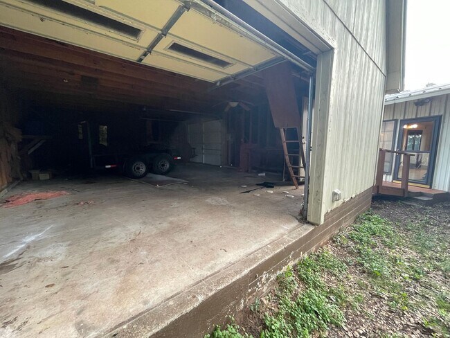 Building Photo - NEW ON MARKET