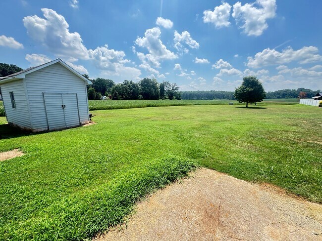 Building Photo - Very Nice Brick Home! Beautiful Country Se...