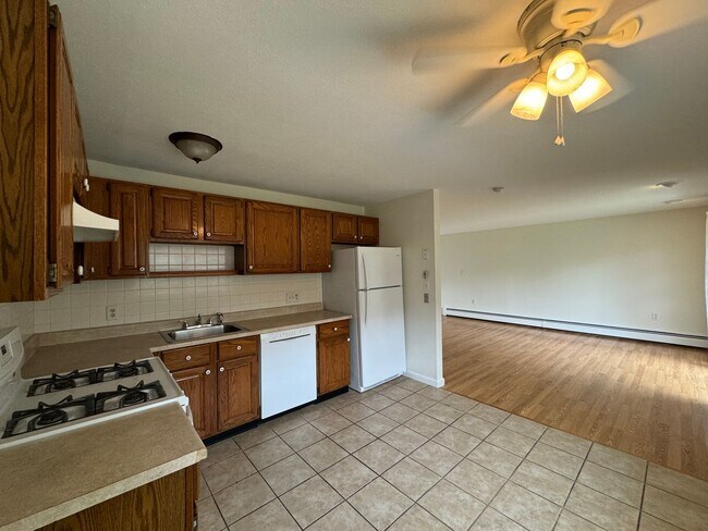 Building Photo - Bright and Spacious Corner Unit in North A...