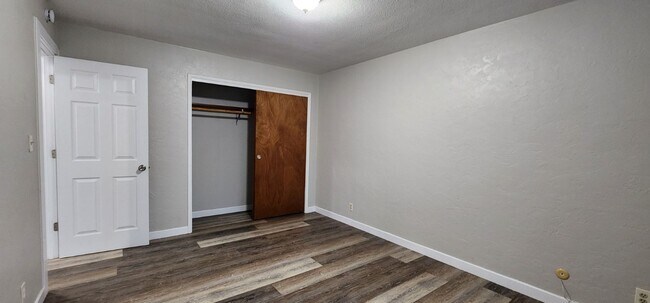 Building Photo - 2 Bedroom on 18th Ave in Albany - Pet Friendly