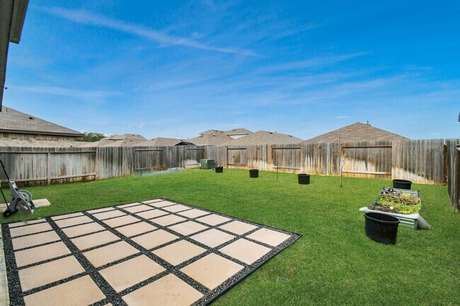 Building Photo - 5443 Pinetree Cres Ln