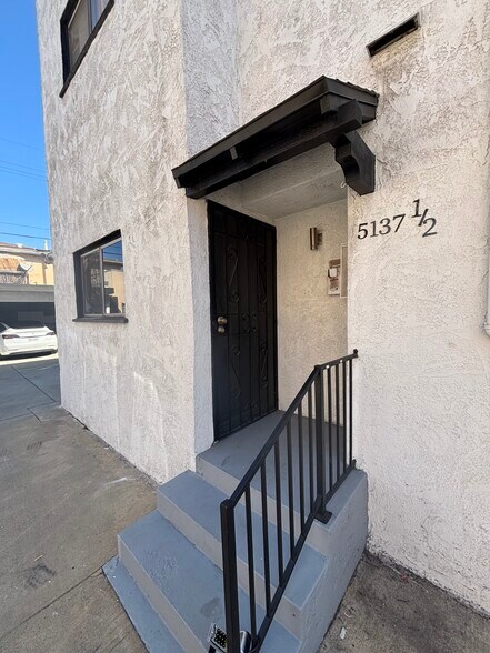 Building Photo - 5137 1/2 W 21st St