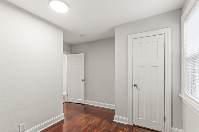 Building Photo - 2620 Mapleton Ave