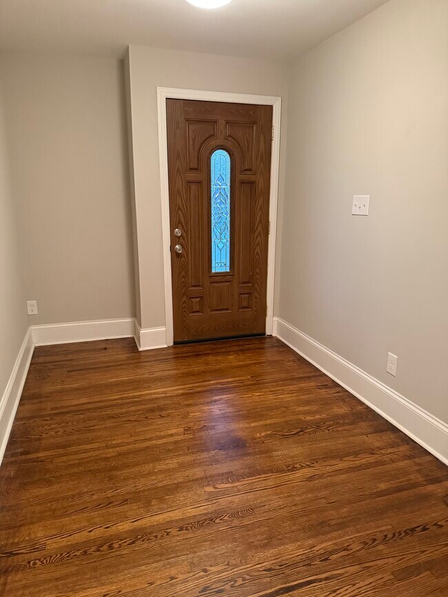 Building Photo - 1600 Plumcrest Dr