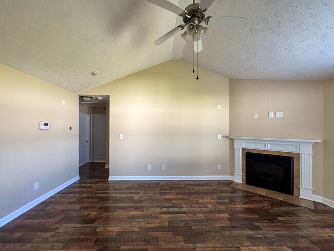 Building Photo - Charming 3 Bed 2 Bath Raeford Home with Fe...