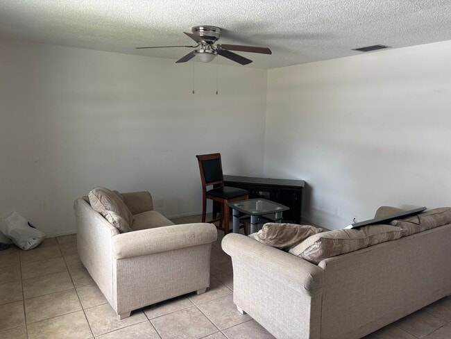 Building Photo - 1641 Maple Dr