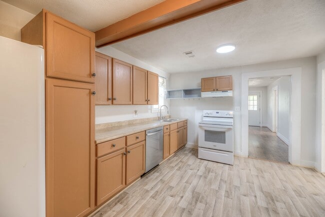 Building Photo - 204 S Pitzer St