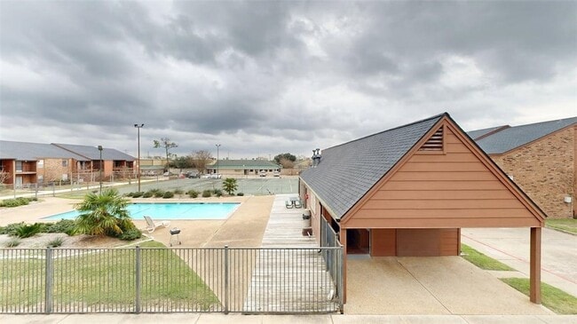 Building Photo - 904 University Oaks Blvd