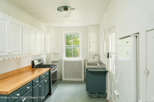 Building Photo - 267 Main St